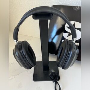 Wireless Over-Ear Headphones in Black, Brand New, Sakar Brand